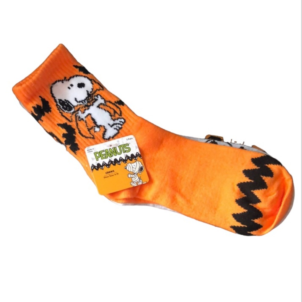 Peanuts Womenโs Crew Halloween Snoopy Socks